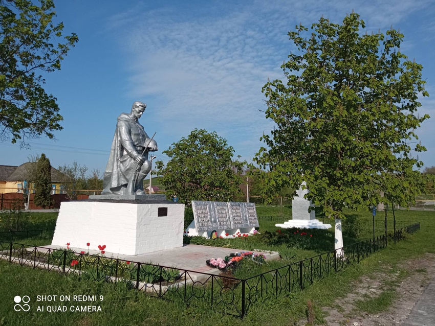 Братская могила советских воинов, погибших в боях  с фашистскими захватчиками в 1943 году с. Холки, ул. Новоселовка