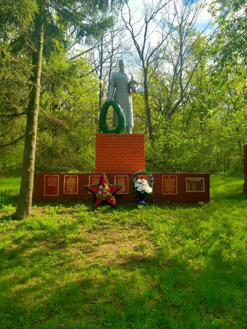 Братская могила советских воинов, погибших в боях с фашистскими захватчиками в 1943 году п. Красный Остров, ул. Воровского, гражданское кладбище