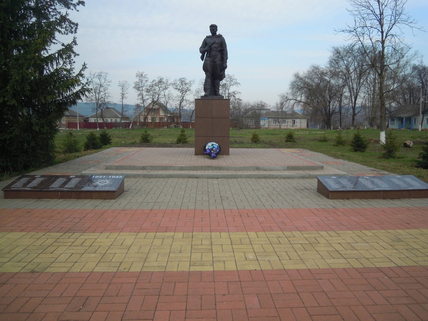 Памятный знак в честь односельчан, погибших в годы  Великой Отечественной войны, с. Ездочное, ул. Центральная